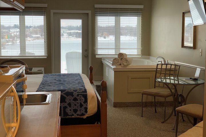 Deluxe Queen Bed Lake View Sofa (37 of 38)