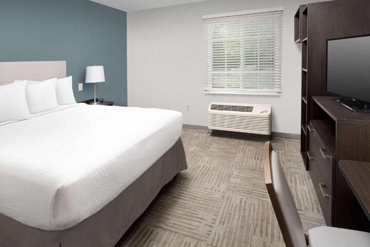 1 Queen Bed (8 of 11)