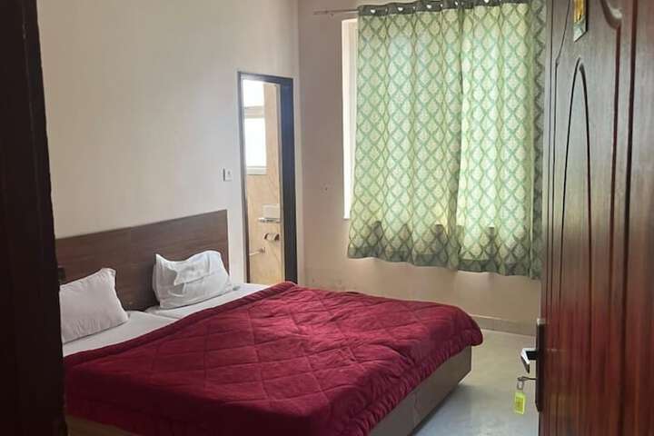 Room 6 of 8