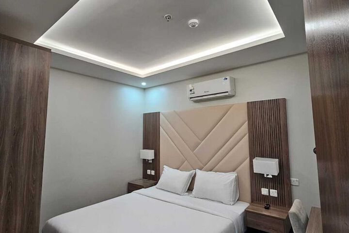 Room 5 of 13