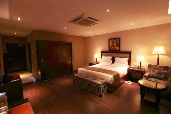 Room 4 of 6