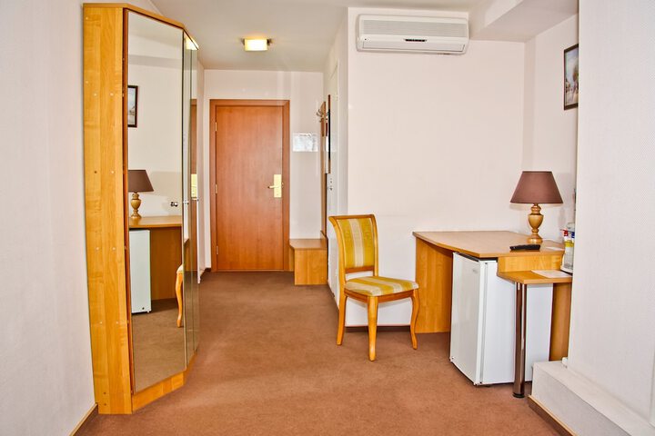 Room 9 of 39