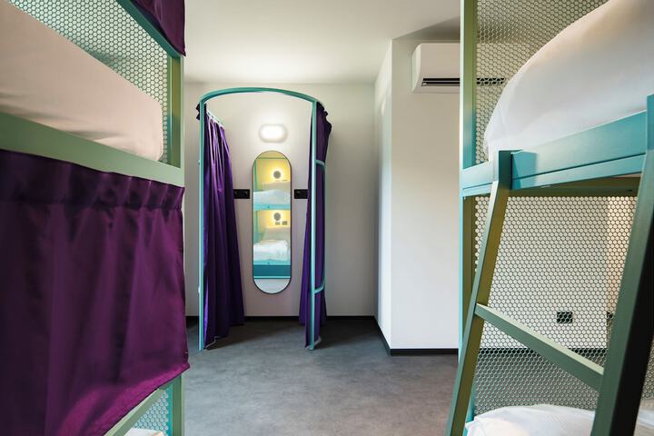 Room 16 of 28