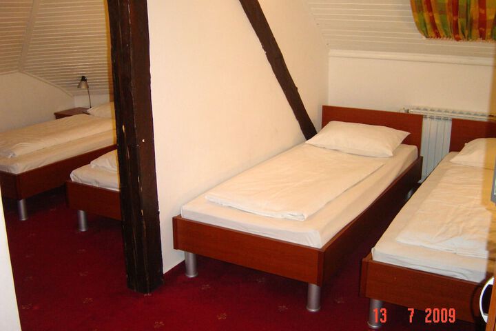 Room 6 of 33