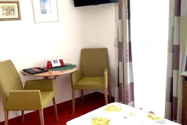 Room 5 of 18