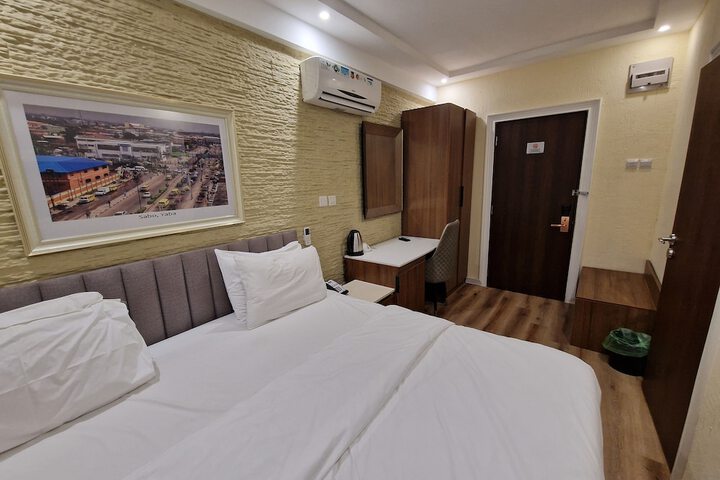 Room 3 of 10