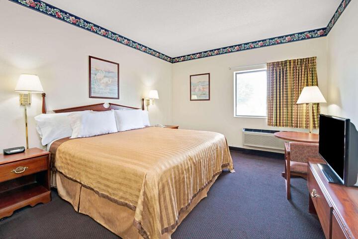 1 Queen Bed Mobility Accessible (6 of 16)