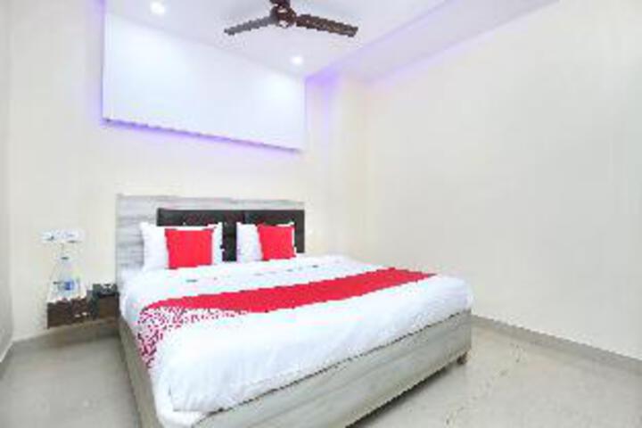 OYO 22332 Hotel Zs