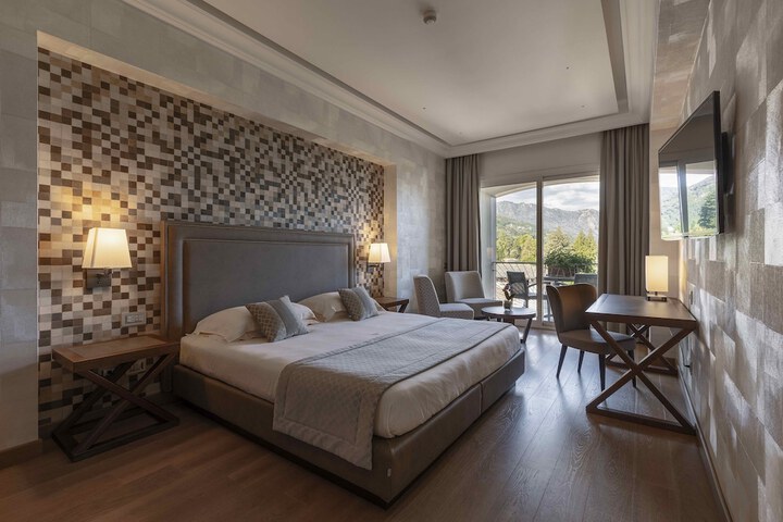 Room 4 of 92