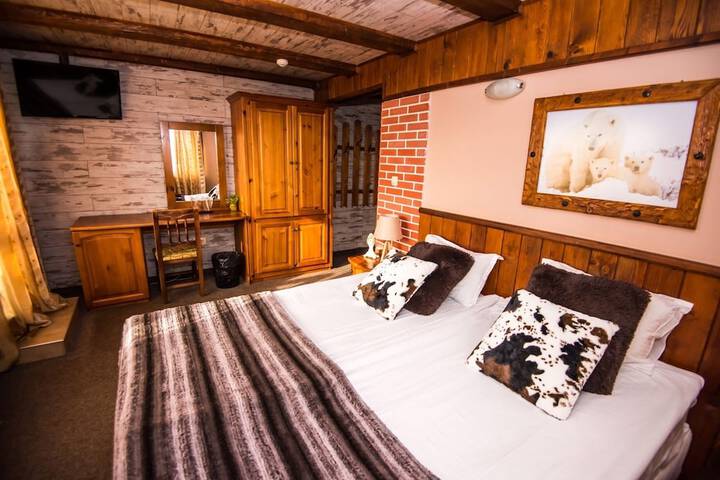 Room 4 of 8
