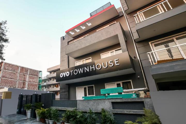 Townhouse Unitech Cyber Park Gurgaon Near Omaxe Celebration Mall