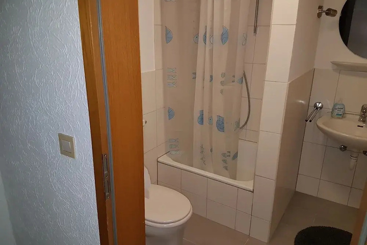 Room 5 of 7