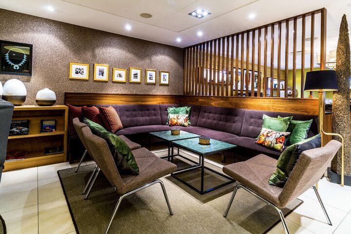 Lounge 76 of 86