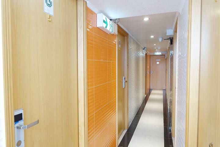 Ballroom/Hall 32 of 34