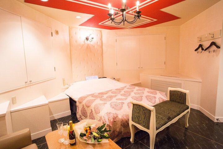 Room 4 of 6