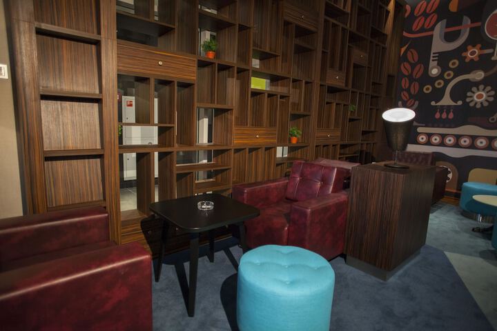 Lounge 107 of 137