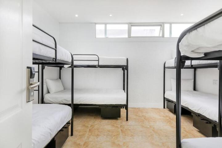 Room 20 of 28