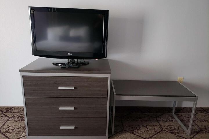 1 King Accessible Walk in Shower Love Seat Exterior Corridor Full Breakfast (21 of 26)