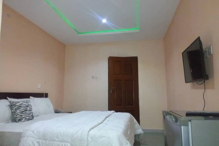 Room 10 of 18