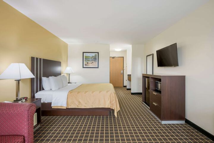 1 Queen Bed (1 of 15)