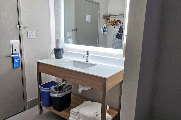 1 Queen Bed Mobility Accessible Bathtub with Grab Bars (14 of 29)