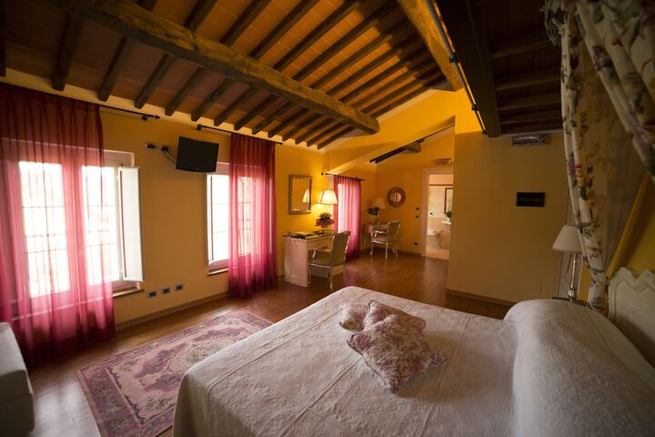 Room 4 of 98