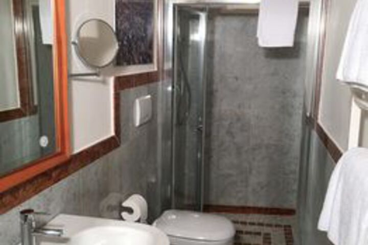 Room 3 of 27