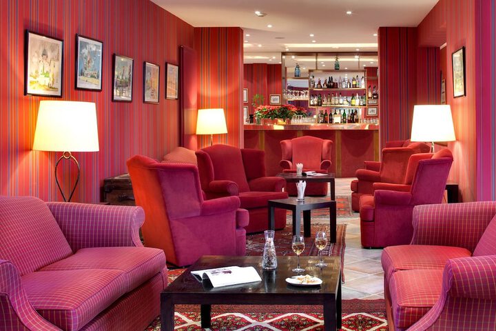 Lobby lounge
