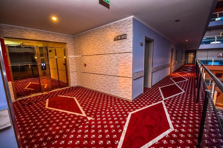 Ballroom/Hall 18 of 20
