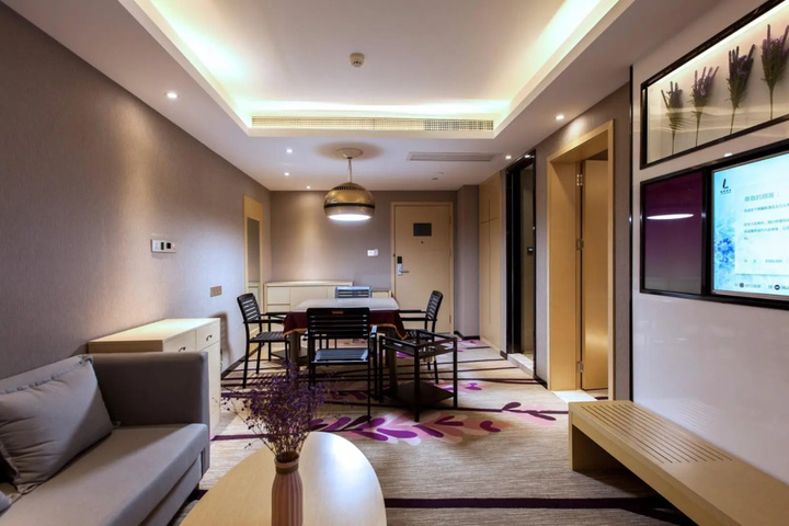 Room 4 of 9