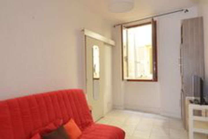 Room 8 of 9