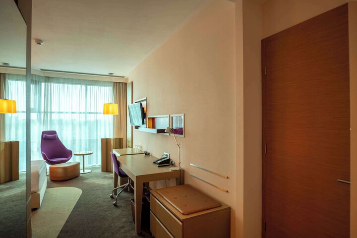 Room 27 of 94