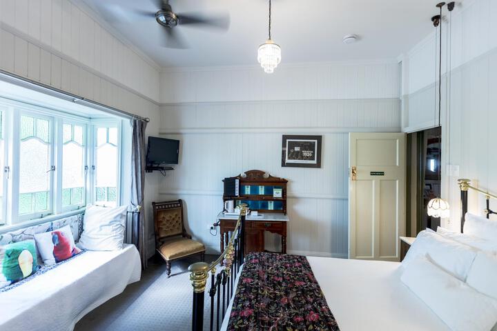 Room 4 of 6