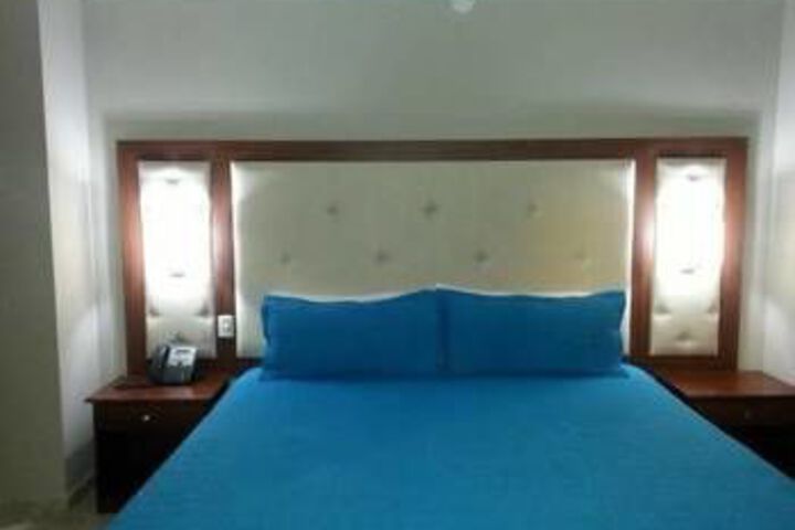 Room 10 of 32