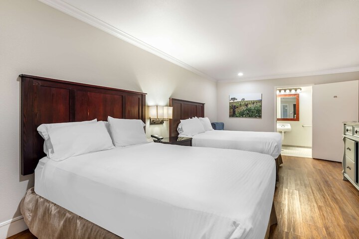 2 Queen Beds (7 of 17)