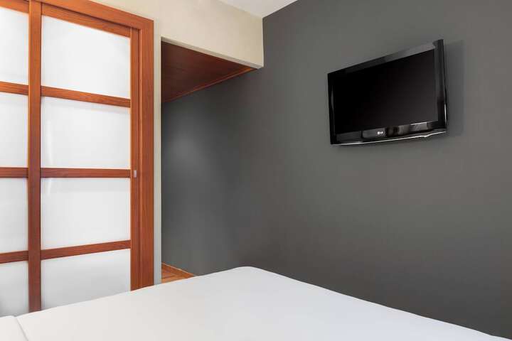 Room 8 of 42