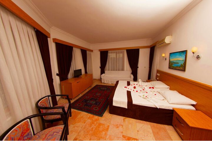 Room 6 of 77