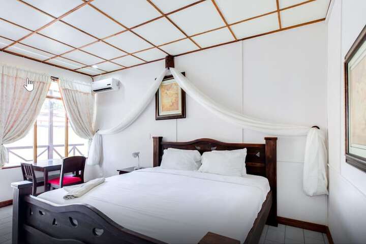 Room 4 of 12