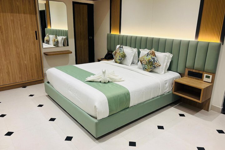 Room 13 of 28
