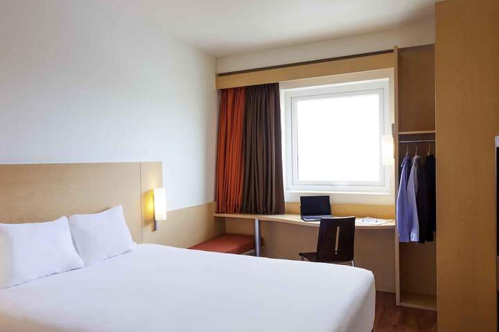 Room 6 of 33