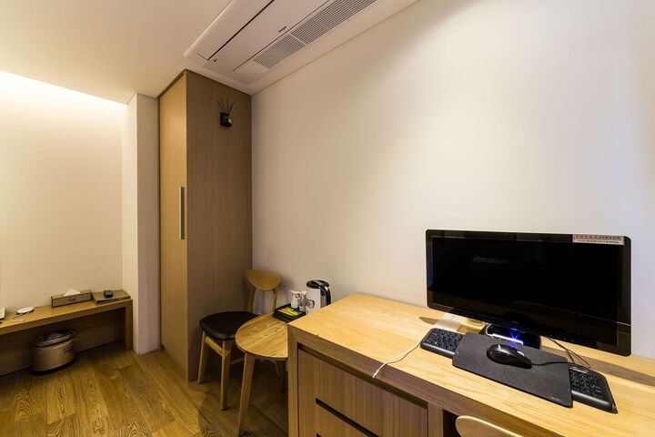 Room 70 of 176