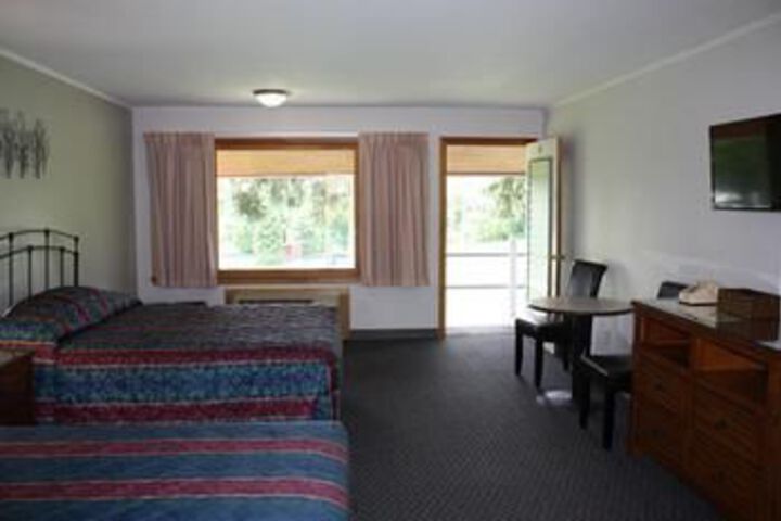 Room 11 of 102