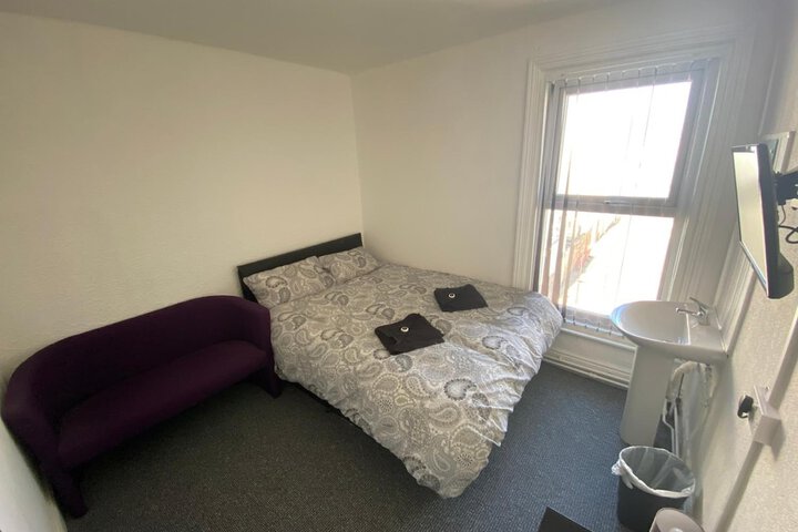 Room 10 of 32