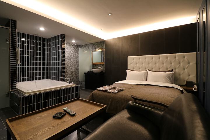 Room 16 of 29
