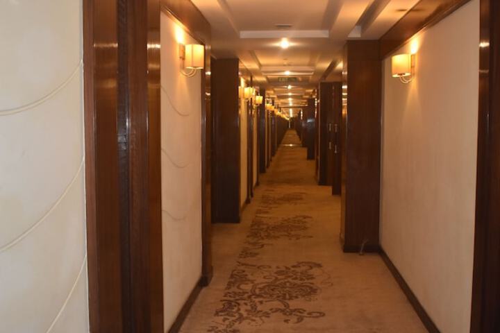 Ballroom/Hall 27 of 33