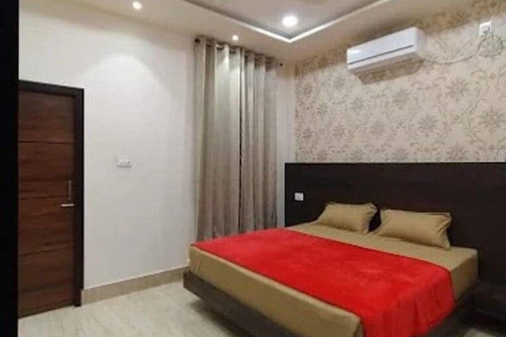 Room 4 of 9