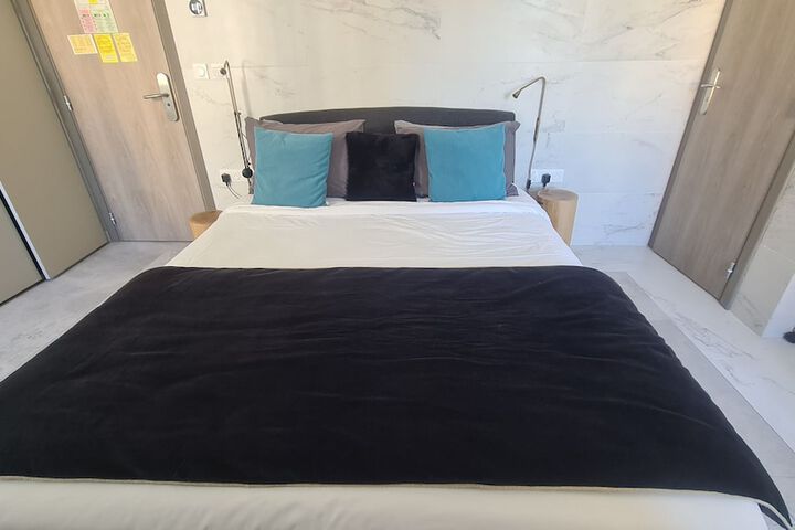 Room 16 of 118