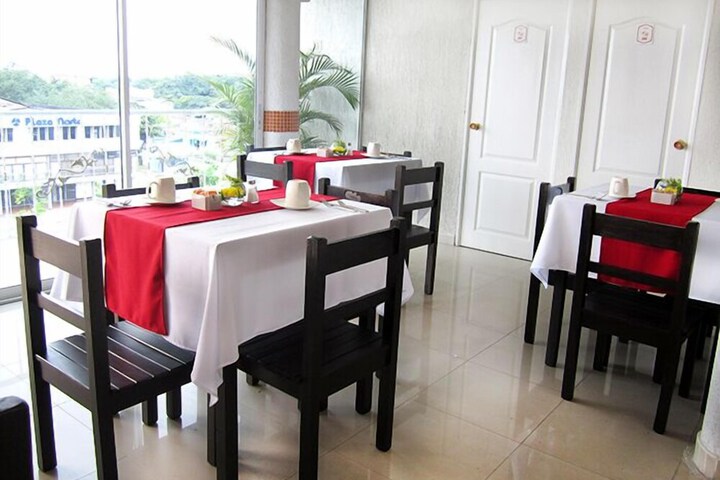 Dining 12 of 13