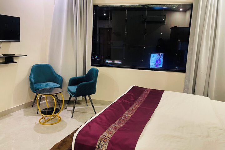 Room 5 of 11