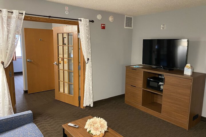 1 King Bed (3 of 17)